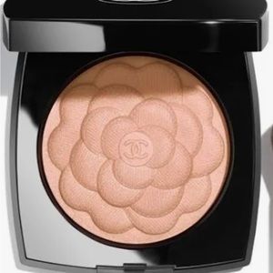 Chanel Reve de Camelia highlighter